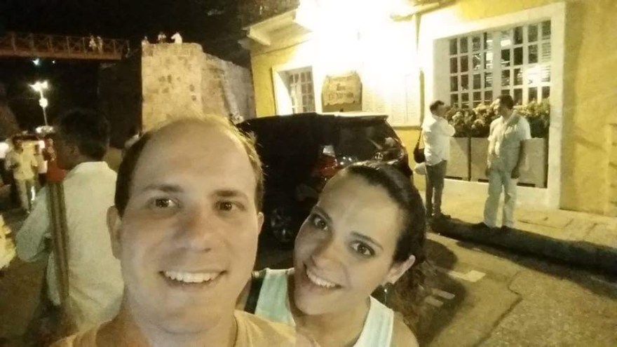 Nós e os paparazzi na porta do restaurante La Vitrola - Cartagena