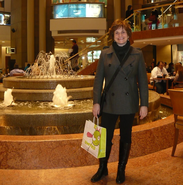 Mamãe provando que é possível comprar nas Galerías Pacífico